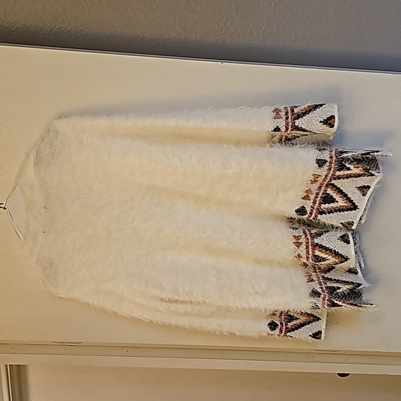 White cardigan sweater with geometric patterns and cozy chunky knit - Picture 5 of 6